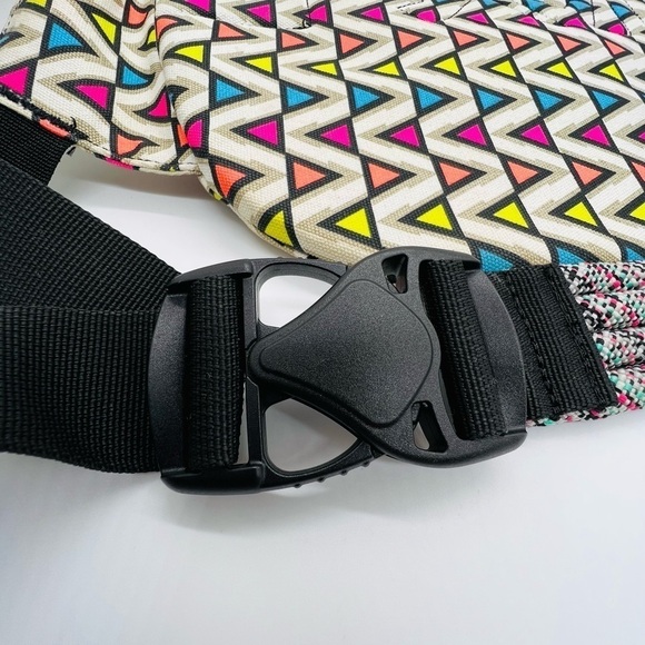 KAVU COLORFUL GEOMETRIC PATTERN SLINGBACK BAG GREAT CONDITION - Picture 5 of 15